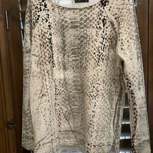 Cute reptile  print tunic by T Party. Size S. Color combo is cream/gray/brown.